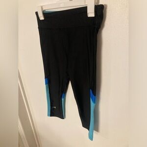 Under Armour compression heat gear Capri length leggings in size Medium. EUC